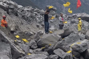 Khói vàng mã nghi ngút ở điểm lở đất Trung Quốc