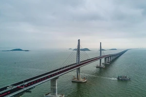 Trung Quốc sắp xây xong cầu vượt biển dài nhất thế giới