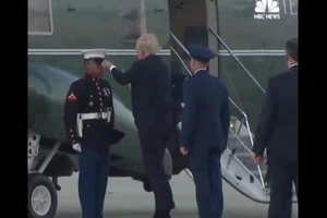 Tổng thống Trump hai lần nhặt mũ cho lính Mỹ