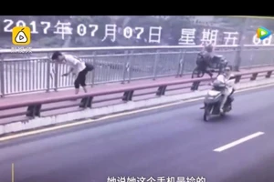 Thấy nhảy cầu tự tử, liền chạy tới hốt của ‘bỏ quên’