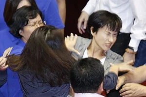 Hai nữ nghị sĩ Đài Loan ẩu đả giữa cuộc họp