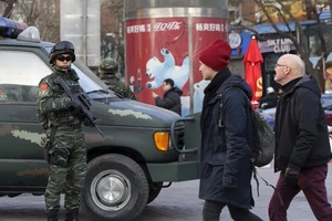 Bắc Kinh truy lùng kẻ đâm người, tông xe hàng loạt