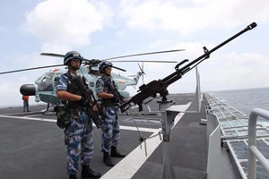 Người nhái Nhật áp sát tàu chiến Trung Quốc