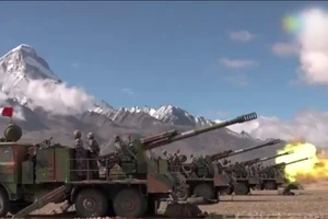 Xe tăng, trực thăng Trung Quốc tập trận răn đe Ấn Độ