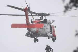 Mỹ triển khai máy bay, tàu chiến tới cứu hộ tại Texas