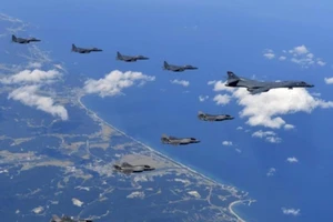Tiêm kích, oanh tạc cơ Mỹ bay sát biên giới liên Triều