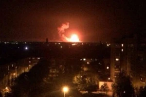 Nổ kinh hoàng ở kho vũ khí Ukraine, pháo bắn sáng trời