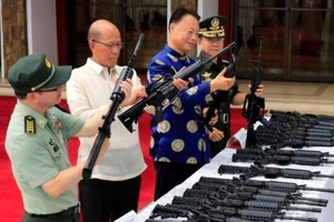 Trung Quốc lại cho không Philippines 3.000 khẩu súng