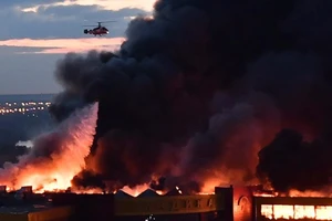 Cháy kinh hoàng tại chợ Nga, khói đen ngợp trời