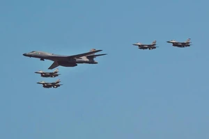 Máy bay Mỹ-Nhật-Hàn phóng tên lửa thị uy Bình Nhưỡng