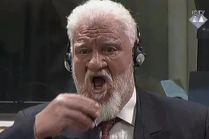 Tội phạm chiến tranh Bosnia uống thuốc độc giữa tòa