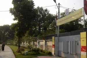 Tư dinh của lãnh đạo Myanmar bị ném bom xăng