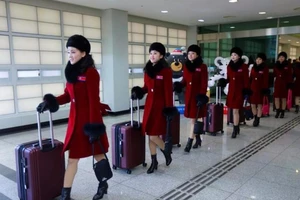 Đội cổ động xinh đẹp Triều Tiên tới biên giới Hàn Quốc