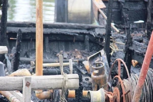 Chặt dây neo con tàu đang cháy ở cảng Sa Kỳ