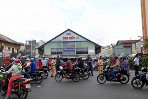 Cháy cạnh chợ Kim Biên