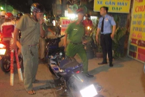 Quậy quán nhậu, xịt hơi cay vào bảo vệ khu phố