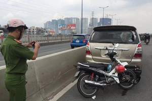 Ô tô chạy ở làn xe 2 bánh trên cầu Sài Gòn gây tai nạn