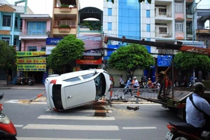 Ô tô 4 chỗ lật ngang khi tránh xe máy