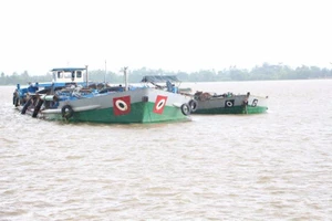 3 sà lan 'khủng' hút cát lậu trên sông Cổ Chiên