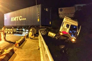Xe container lơ lửng trên thành cầu Sêrêpốk