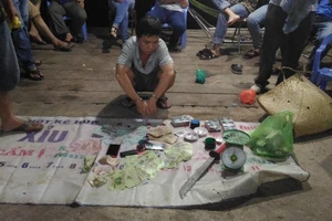 Bắt ổ tài xỉu trong trang trại ba mặt giáp sông