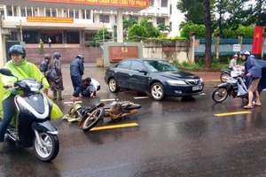 Công an bỏ lại ô tô, đưa người đi cấp cứu