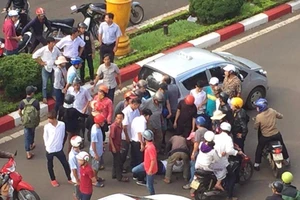 Cãi sau va chạm, tài xế taxi tông xe vào đối phương