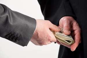 Nếu tham nhũng, lãnh đạo bị xử nặng hơn nhân viên