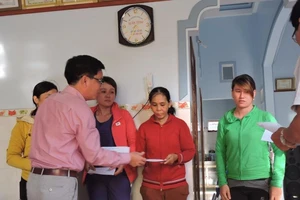 Trao tiền hỗ trợ cho ngư dân bị tấn công tại Hoàng Sa