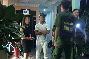 Đột kích quán karaoke, nhiều dân chơi đang 'phê' ma túy
