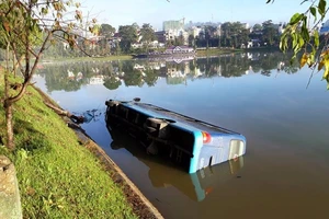 Tài xế buồn ngủ, xe khách lao xuống hồ Xuân Hương