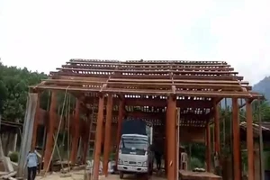 Con chủ tịch huyện mua nhà gỗ 700 triệu đồng 