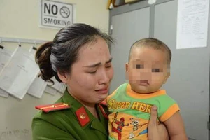 Bé trai được nữ công an cho 'bú màu' đã về với gia đình