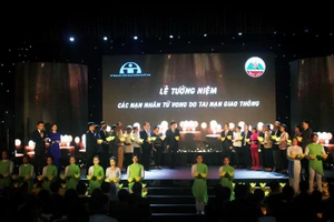 Đốt nến tưởng niệm gần 7.000 người chết vì TNGT