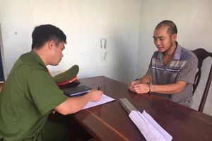 Gã say dùng gậy sắt đánh vợ, con nhập viện