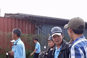 Bị chậm lương, 200 nhân viên xe buýt tập trung phản đối