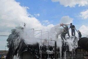 Xe tải bốc cháy ngùn ngụt, tài xế kịp tấp vào lề