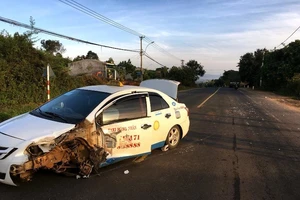 Trốn cảnh sát, taxi chạy ngược chiều tông xe đầu kéo