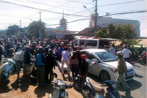 Ô tô 4 chỗ tông gục 2 người, lao cán tiếp xe máy