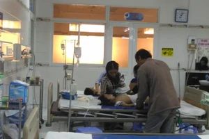 Diễn biến sức khỏe 3 em bé bị cha cho uống thuốc sâu