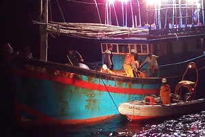 Cứu thuyền viên nguy kịch trên vùng biển Hoàng Sa