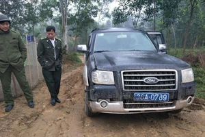 Ô tô chở gỗ liều lĩnh tông hỏng xe kiểm lâm