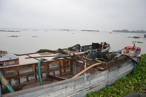 5 tàu bị buộc bơm trả lại cát xuống sông