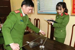 Tài xế rút súng dọa dân còn 'thủ' còng số 8,