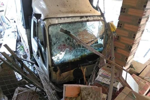 Xe tải ủi sập nhiều hiên nhà bên đường