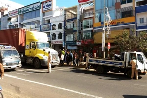  Bị container tông lúc rạng sáng, nữ lao công nguy kịch