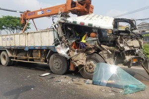 Xe tải húc đuôi container, tài xế và phụ xe kẹt cứng 