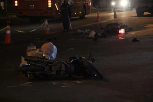 Bình Dương: Ngã xe, xe tải không kịp né