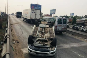 Xe tải húc xế hộp lật ngửa tại Thủ Đức