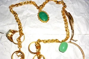 Bị công an dỏm lừa tiền, vàng trong sạp chợ